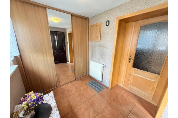 Leszno, Leszno budynek mieszkalny z budynkami handlowo-magazynowymi