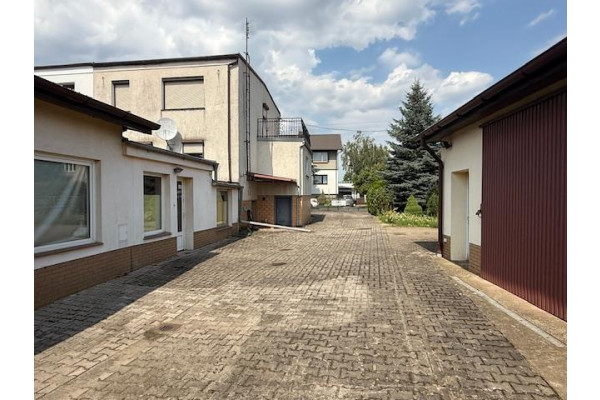 Leszno, Leszno budynek mieszkalny z budynkami handlowo-magazynowymi